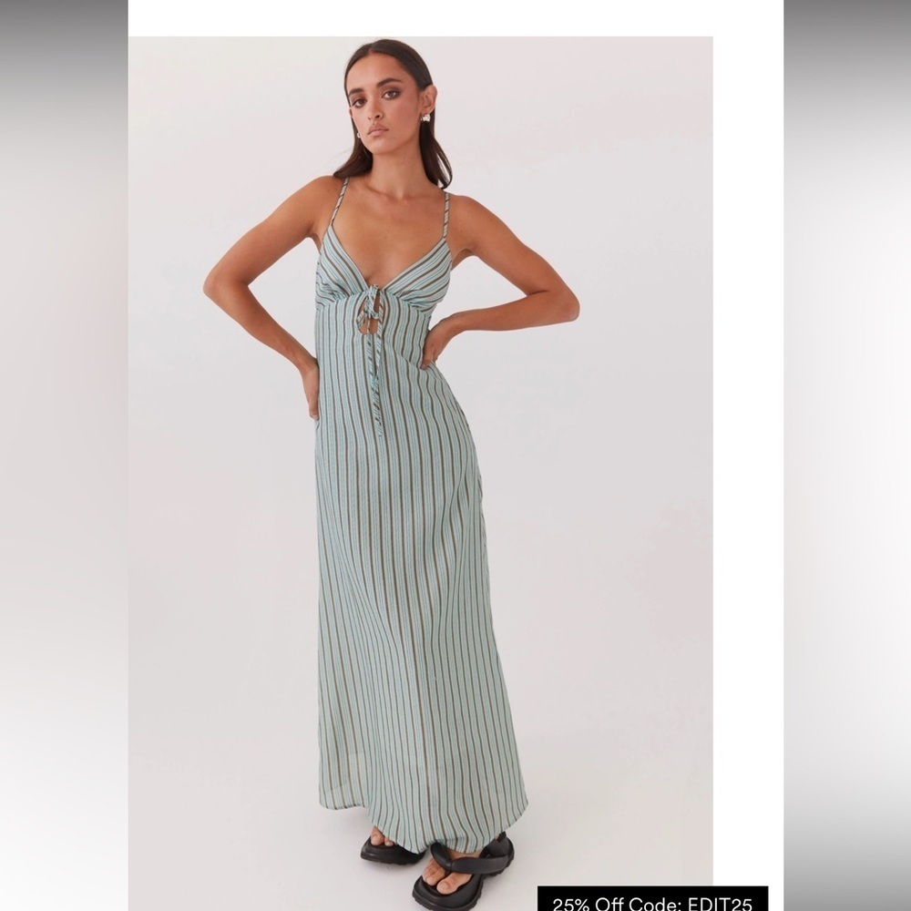Pepermayo Striped Maxi Dress in Blue and White
Caja 8